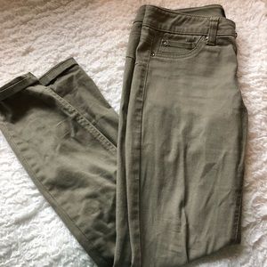 Army green skinny jeans 👖💚
